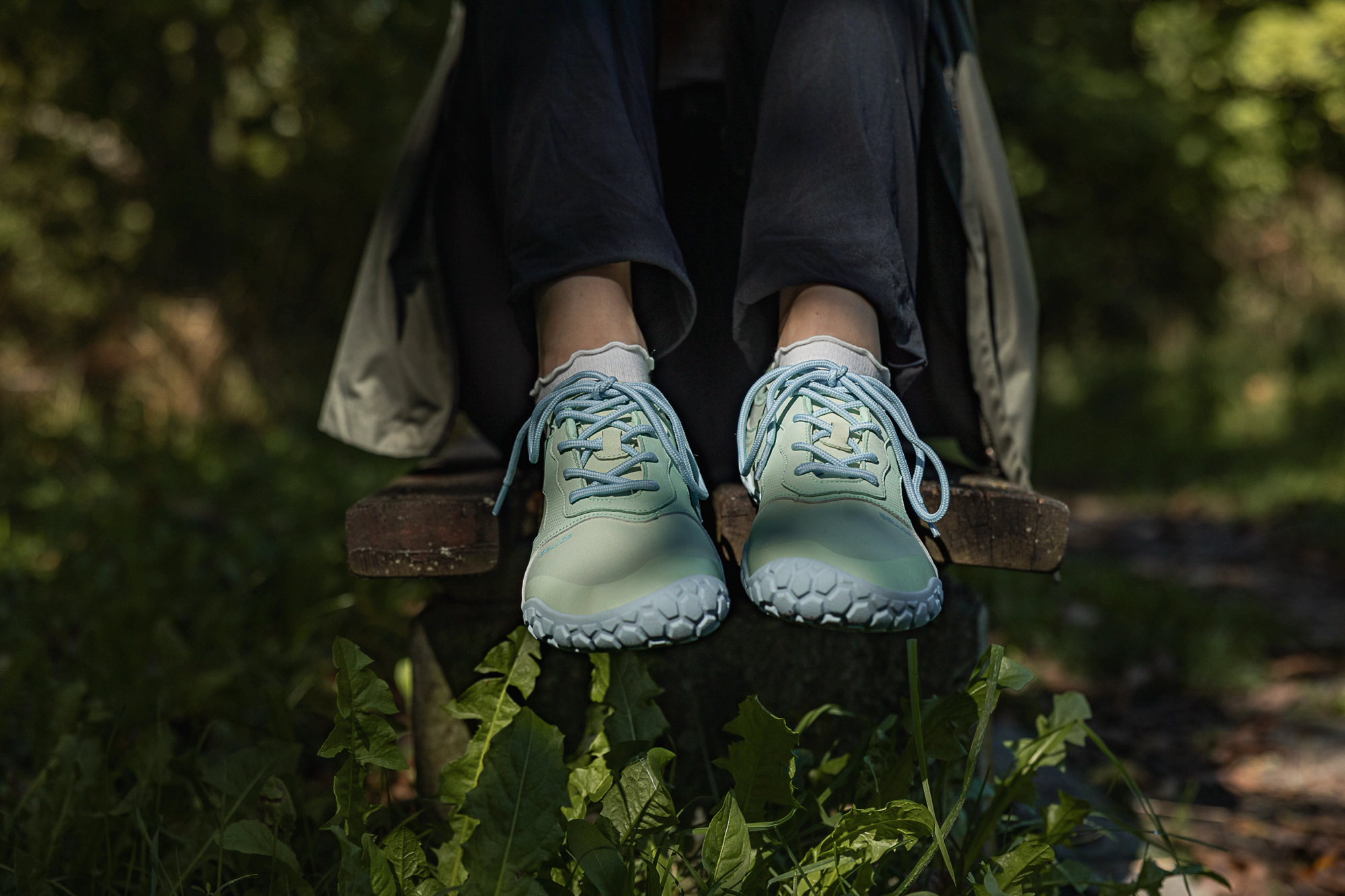 grauer Barfußschuh für den Alltag